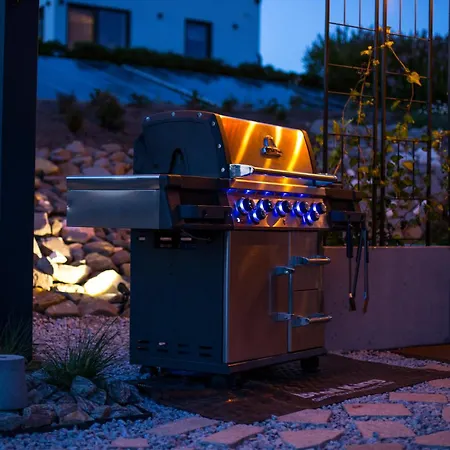 Relax With Swimming Pool And Mountain View