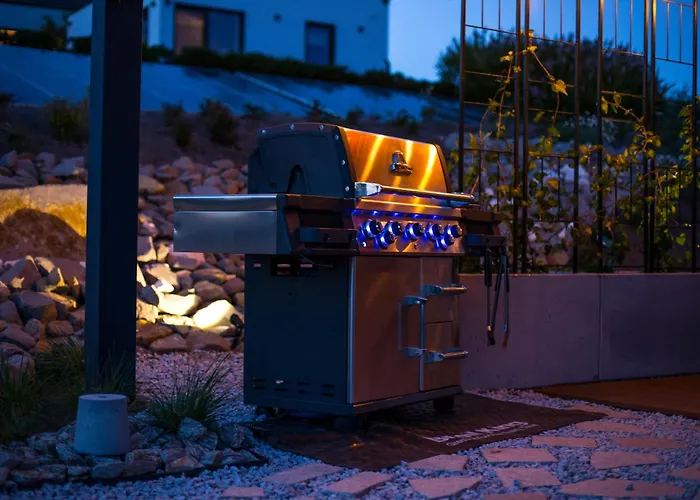 Relax With Swimming Pool And Mountain View